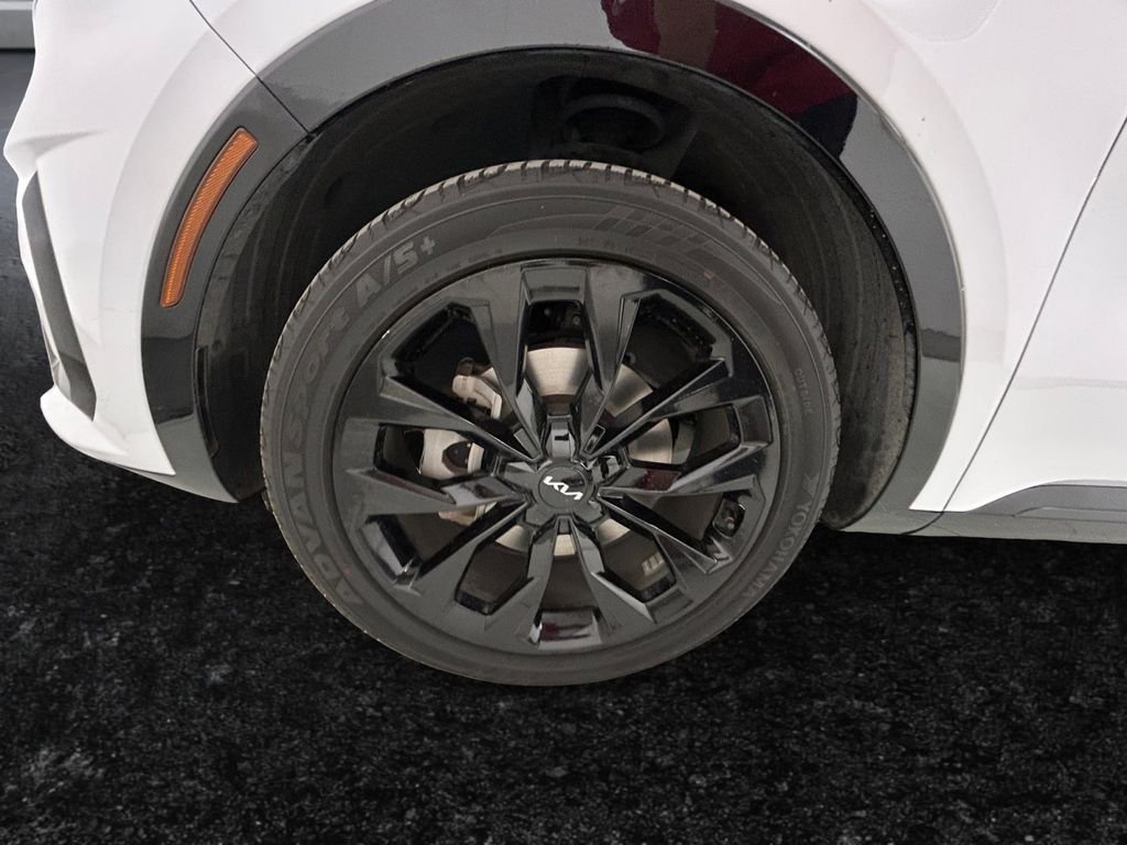 Used 2023 White Kia SX image 27
