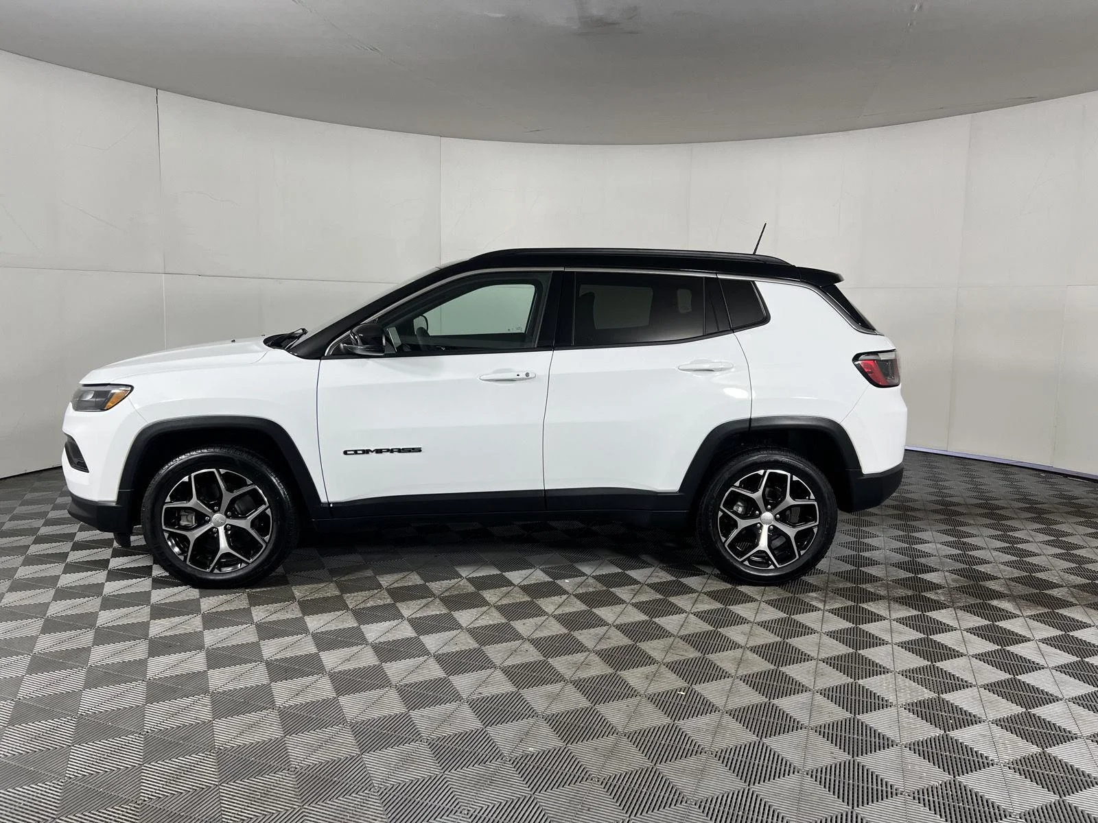 Used 2024 White Jeep Limited image 22