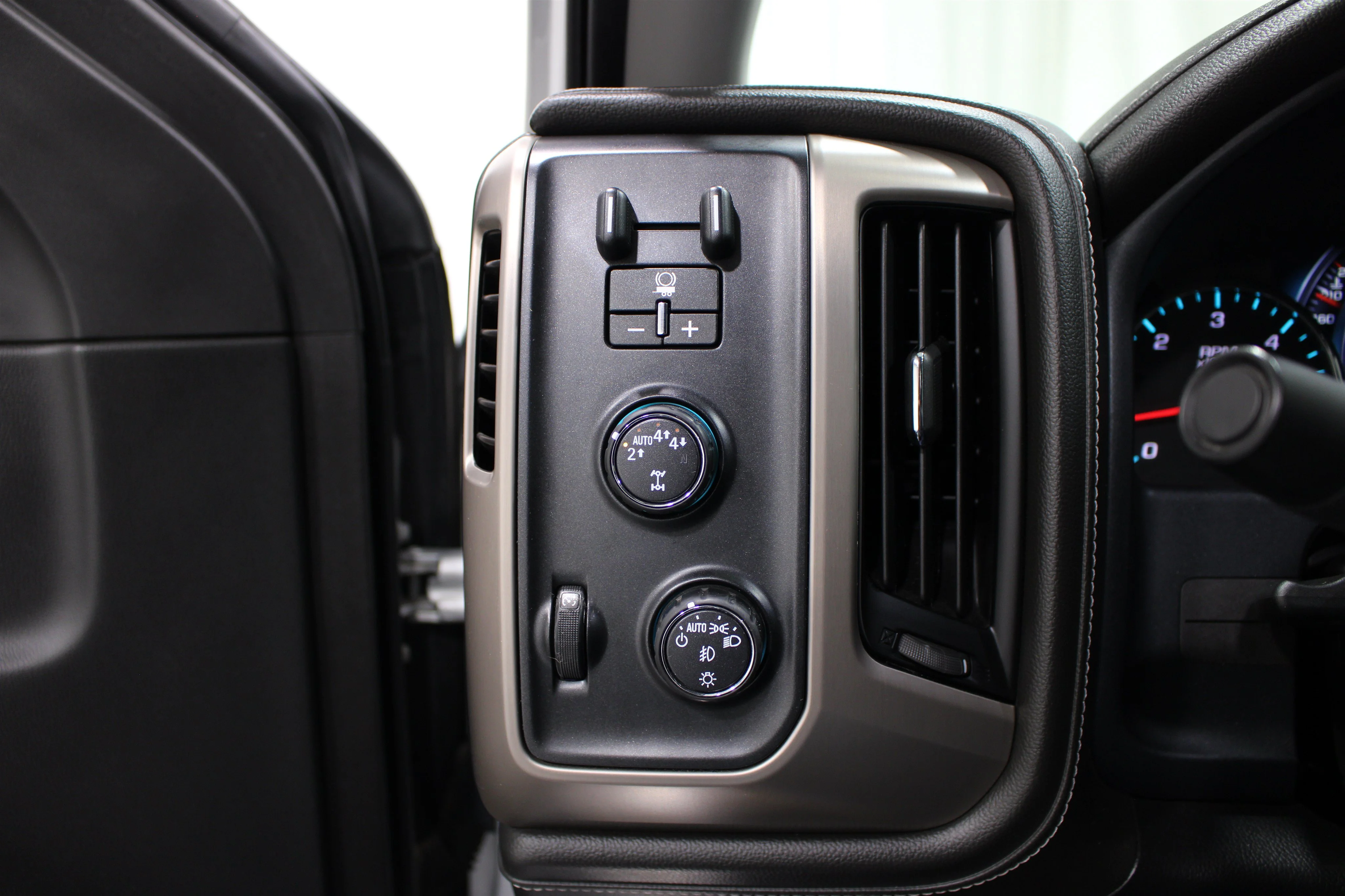 Used 2018 Quicksilver Metallic GMC Denali image 9
