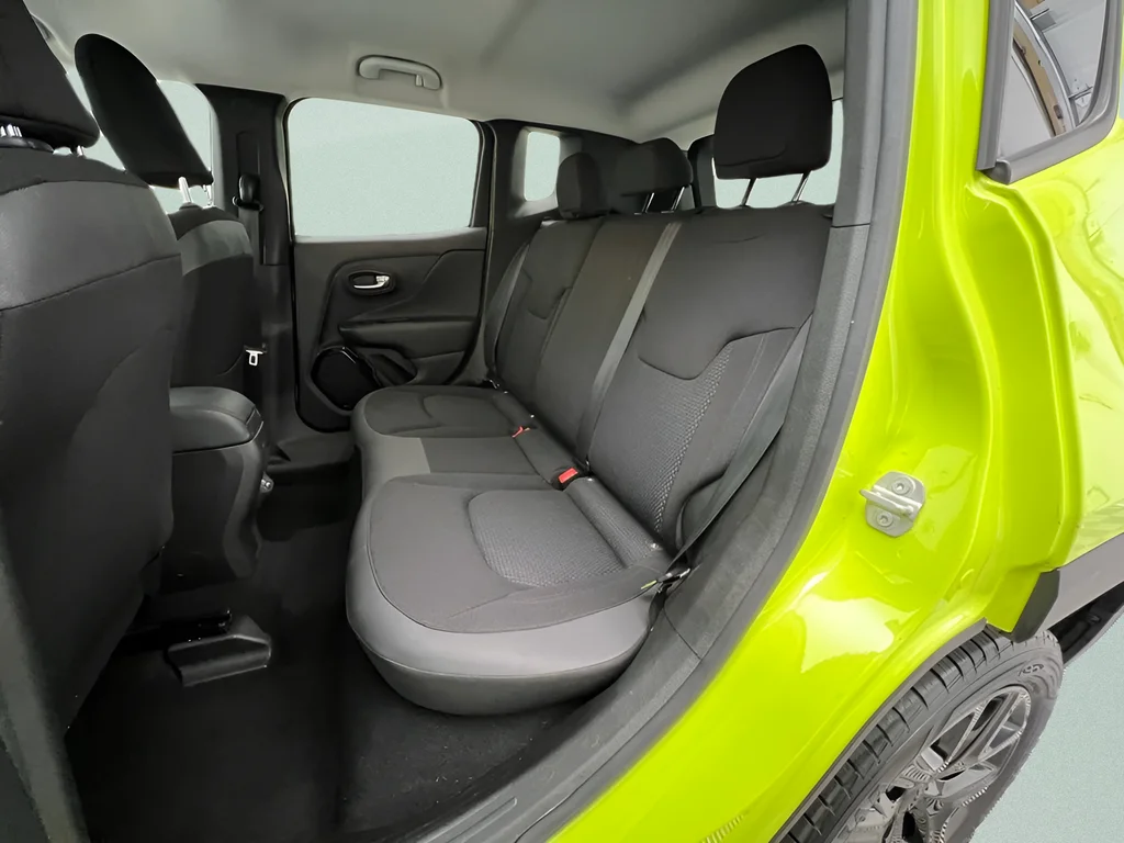 Used 2018 Hypergreen Clearcoat Jeep Latitude image 25
