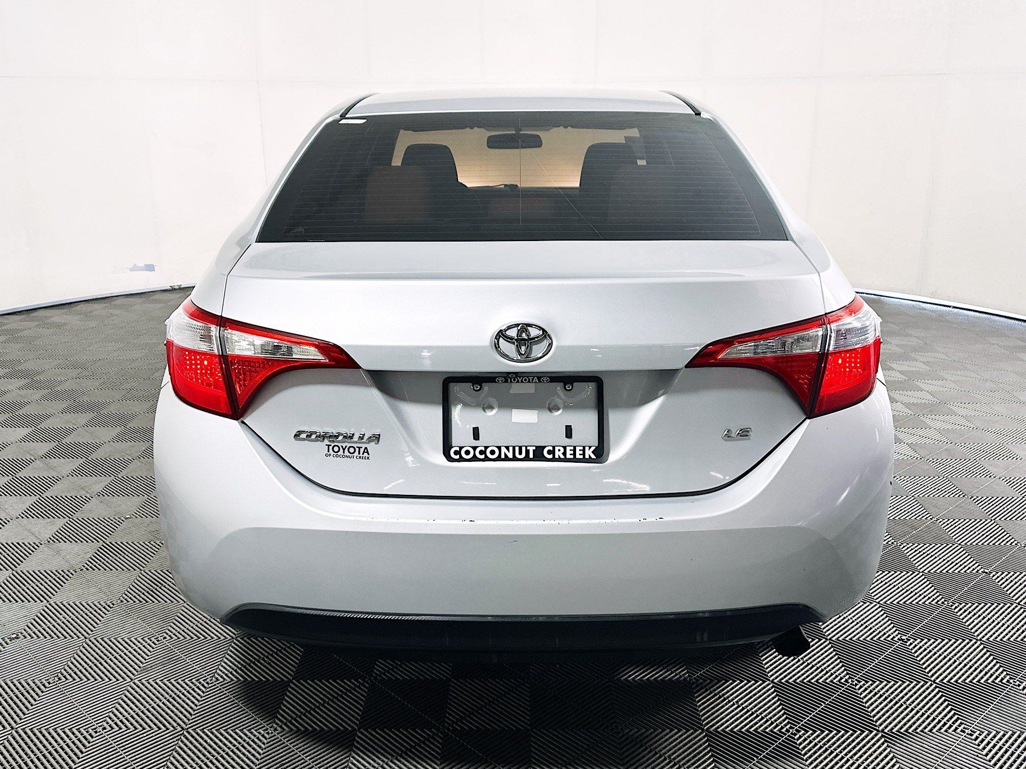Used 2014 Classic Silver Metallic Toyota LE image 4