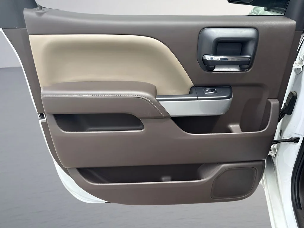 Used 2017 White Chevrolet 2LT image 26