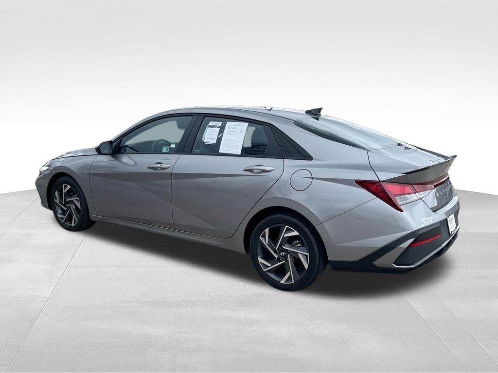 Used 2025 Silver Hyundai SEL Sport image 6