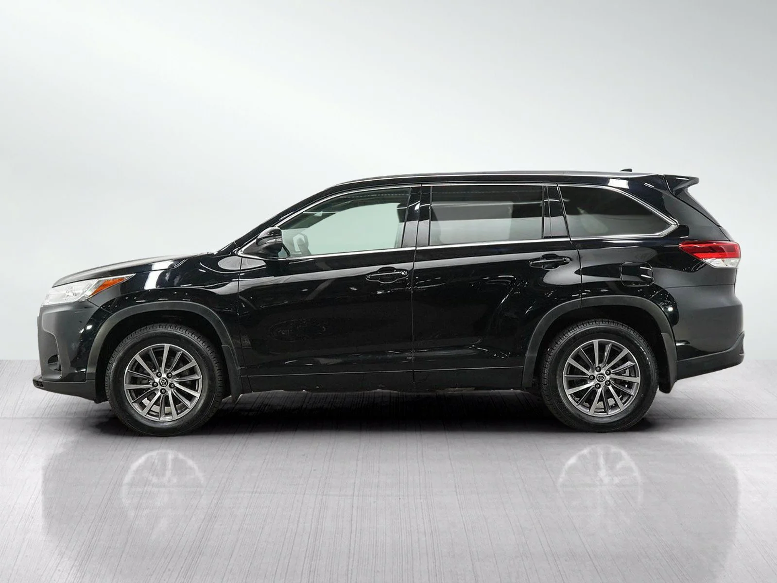 Used 2017 Toyota Highlander XLE with VIN 5TDJZRFH3HS452965 for sale in Hopkins, Minnesota