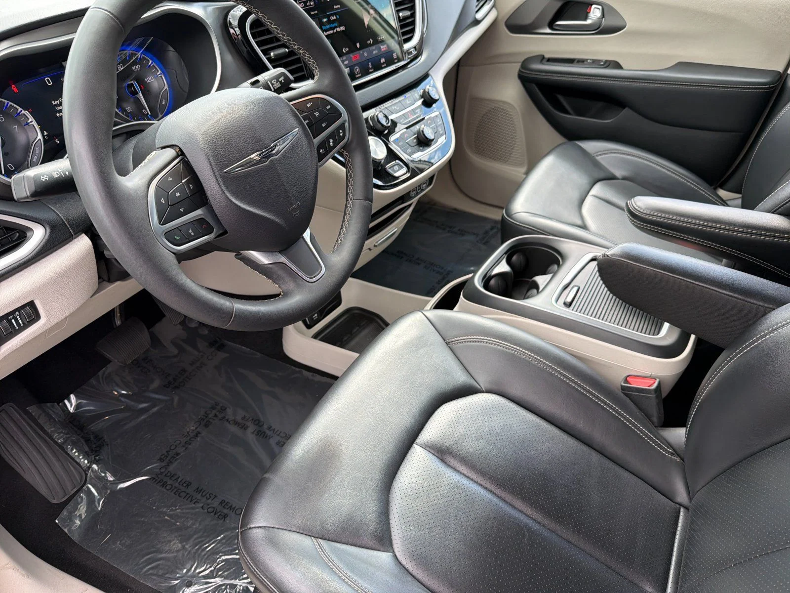 Used 2023 White Chrysler Touring L image 9