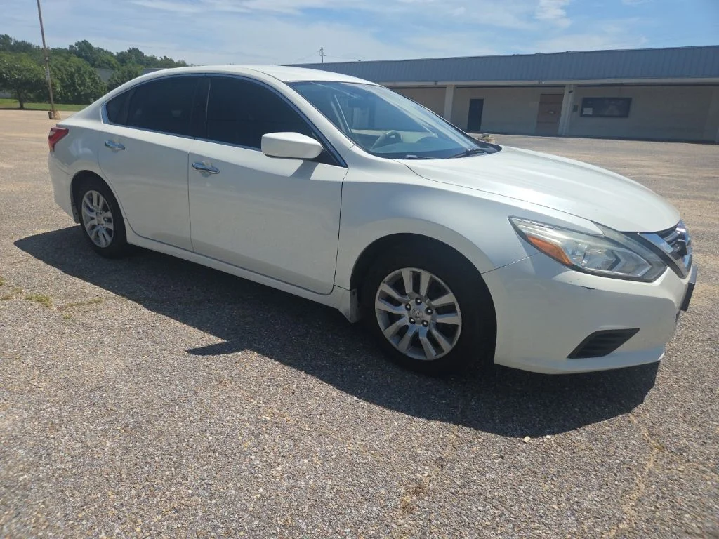 Used 2017 White Nissan 2.5 S image 17