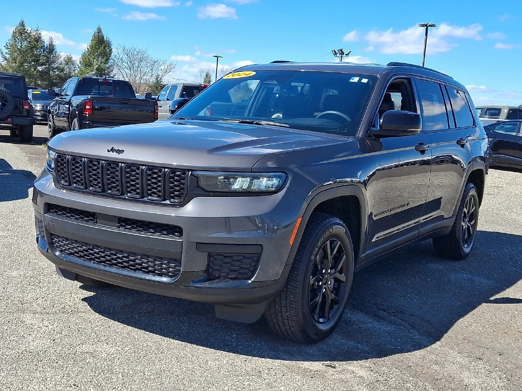 Used 2024 Baltic Gray Metallic Clearcoat Jeep Altitude image 5
