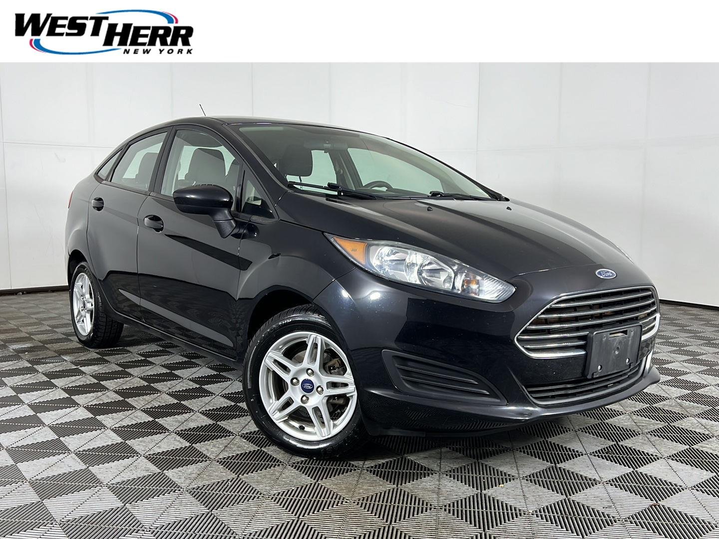 Used 2019 Shadow Black Ford SE image 1
