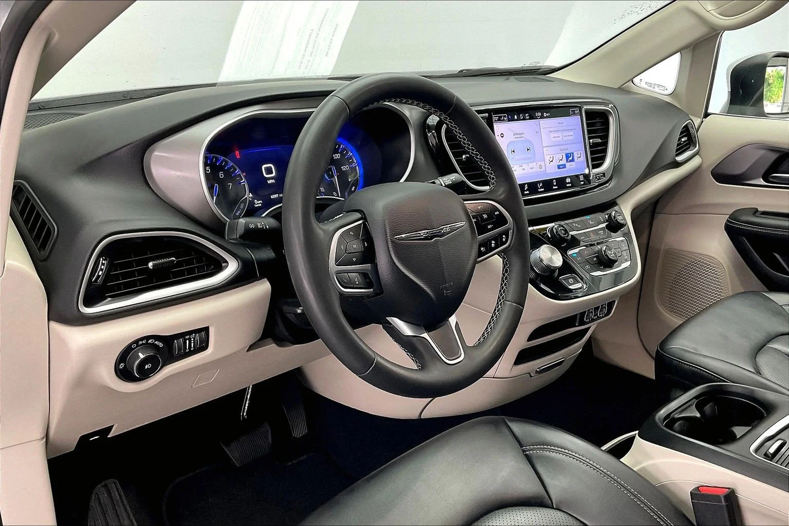 Used 2023 Silver Mist Clearcoat Chrysler Touring L image 14