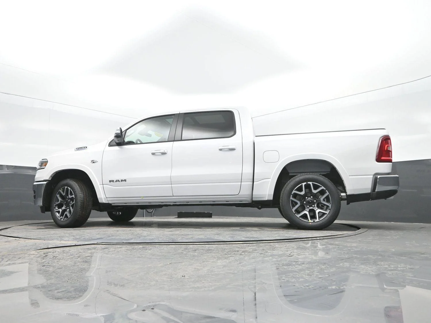New 2026 Ivory White Tri-Coat Pearl-Coat Exterior Paint RAM Laramie image 38