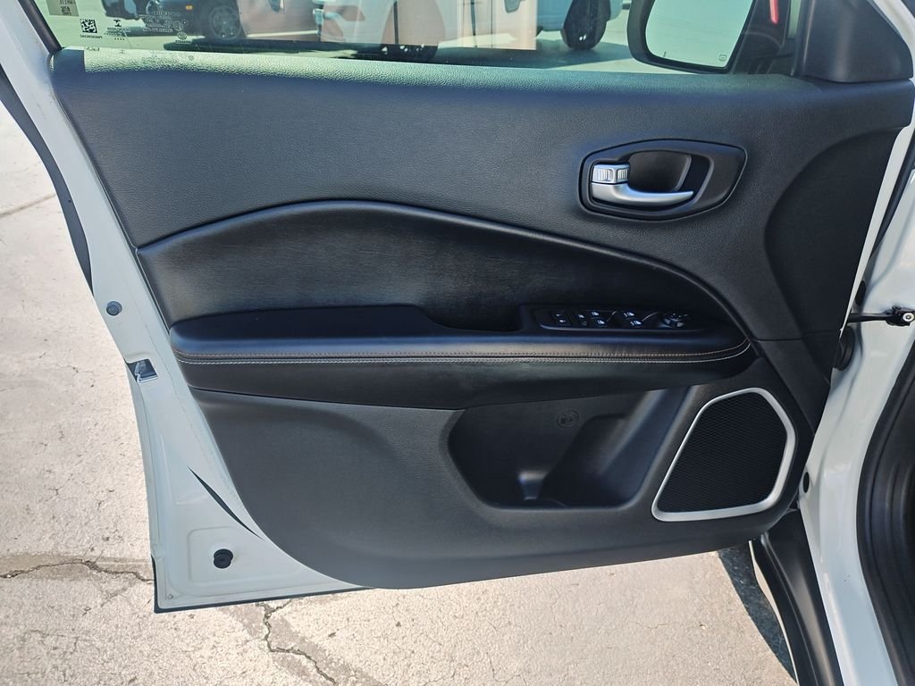 Used 2020 White Jeep Latitude image 12