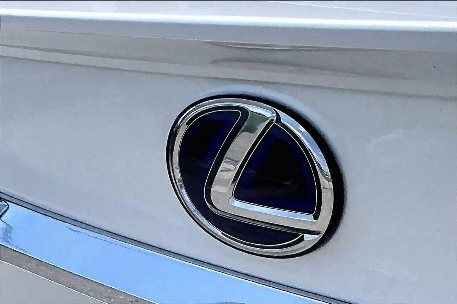 Used 2018 Eminent White Pearl Lexus  image 30