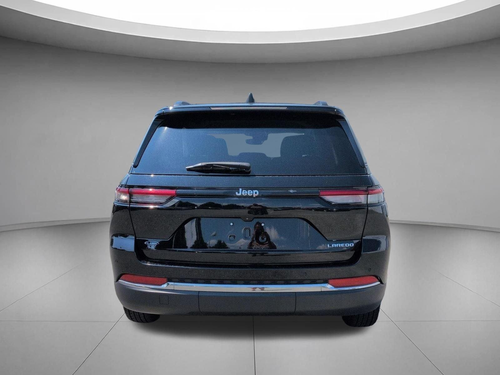 Used 2023 Diamond Black Crystal Pearlcoat Jeep Laredo image 4