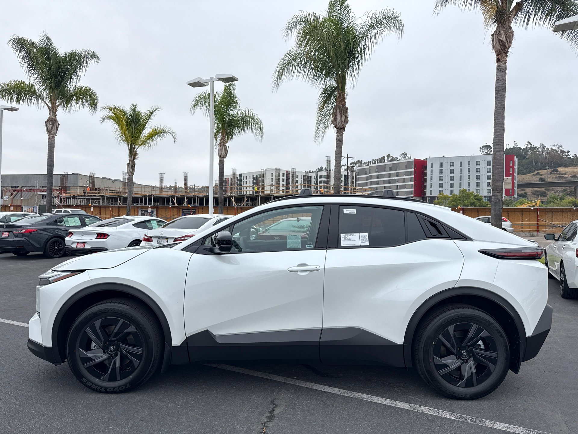 New 2026 Wind Chill Pearl <sup>1</sup> Toyota  SE image 4
