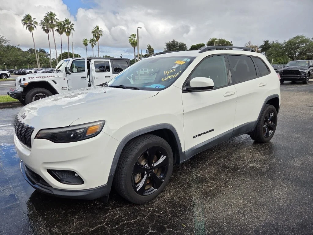 Used 2019 Pearl White Pearlcoat Jeep Altitude image 3