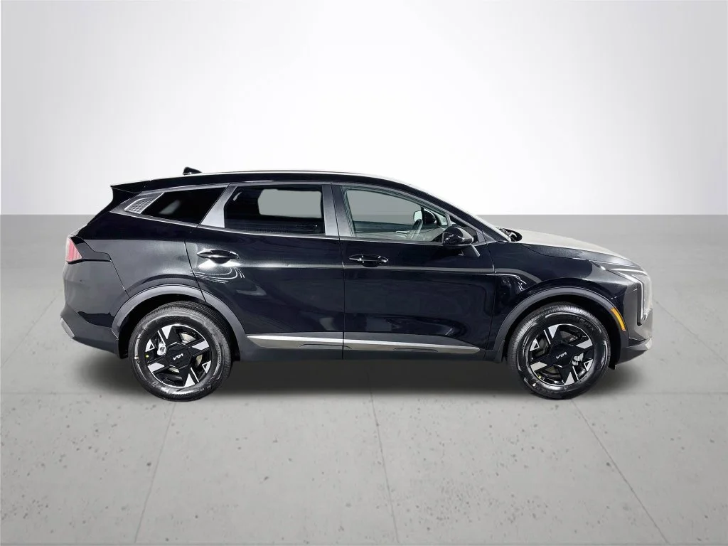 New 2027 Fusion Black Kia LX image 5