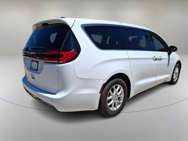 Used 2025 White Chrysler Select image 11
