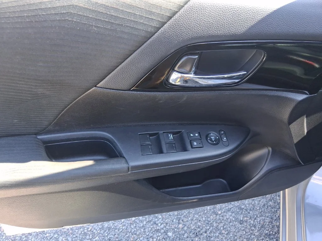 Used 2017 Silver Honda LX image 8
