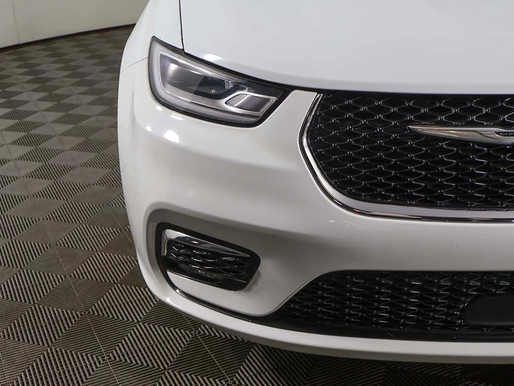 Used 2022 Bright White Clearcoat Chrysler Touring L image 13