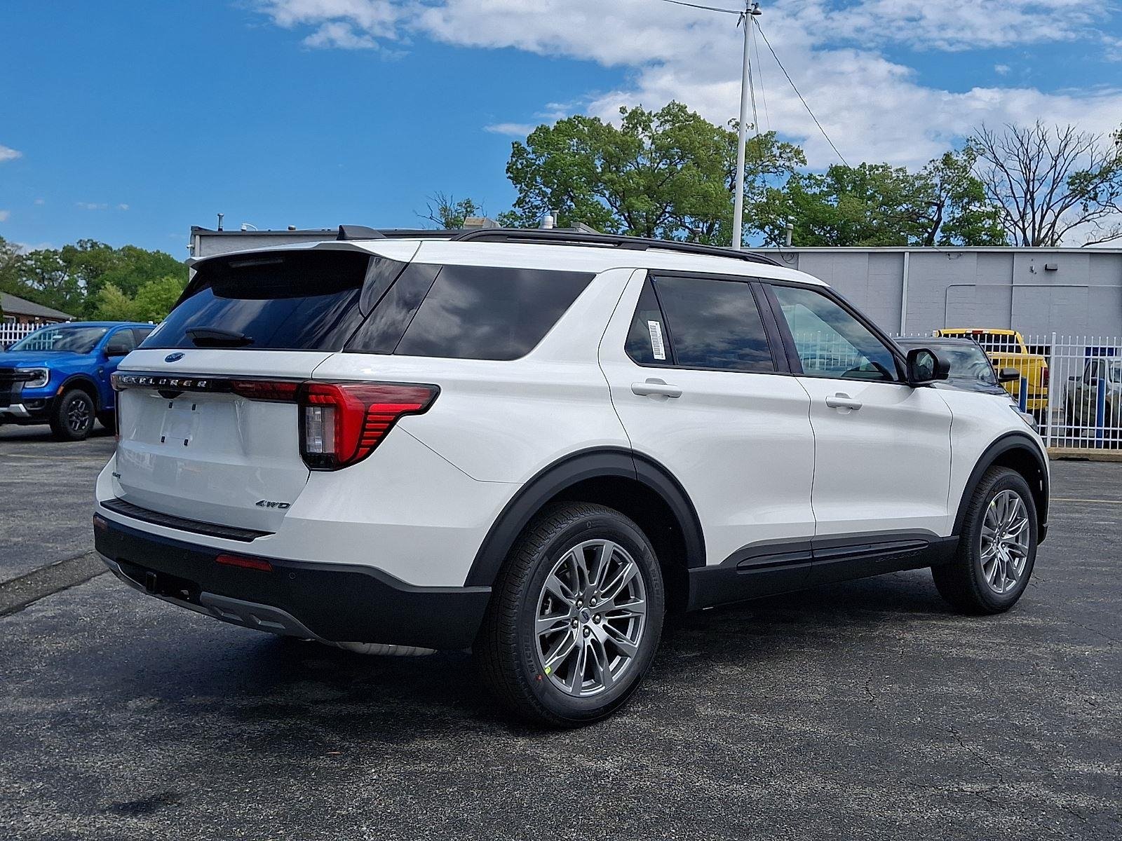 New 2026 Star White Metallic Tri-Coat Ford Active image 4