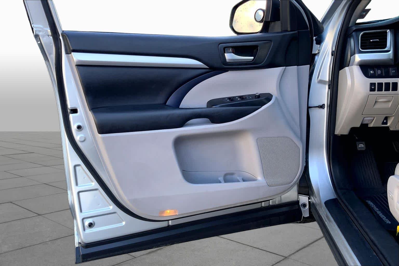 Used 2018 Celestial Silver Metallic Toyota XLE image 22