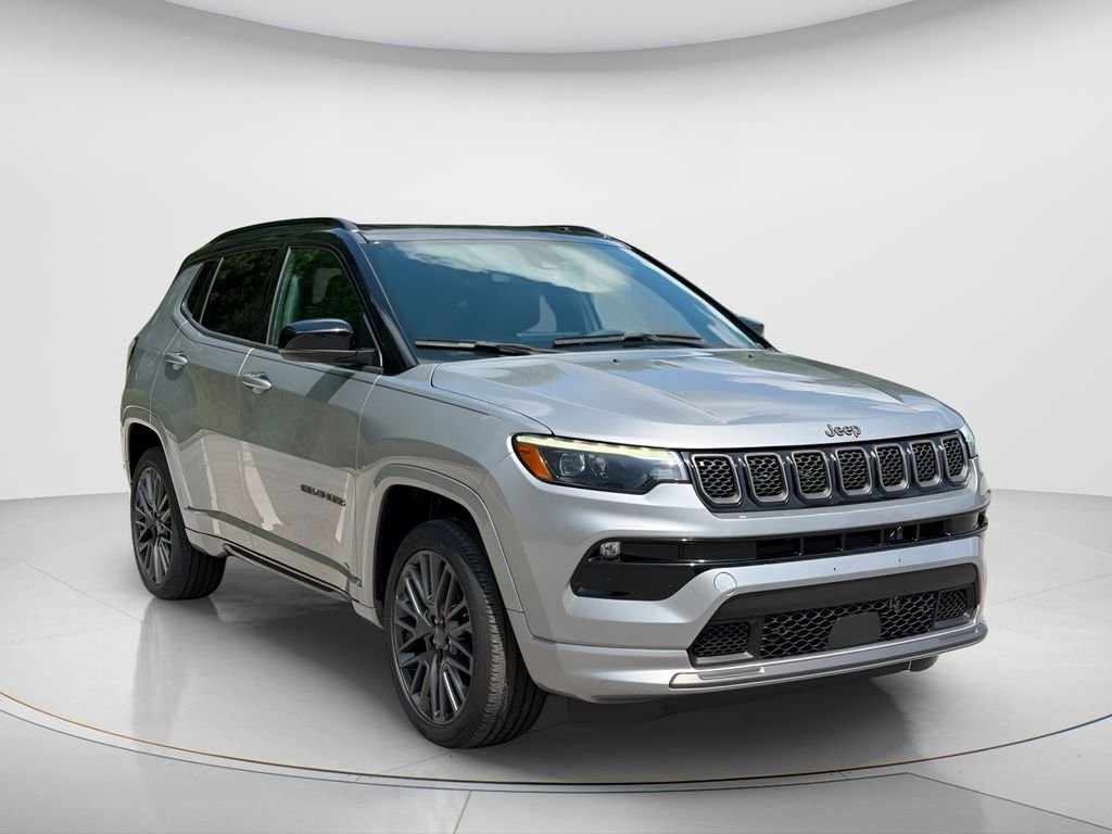 Used 2023 Silver Jeep Limited image 3