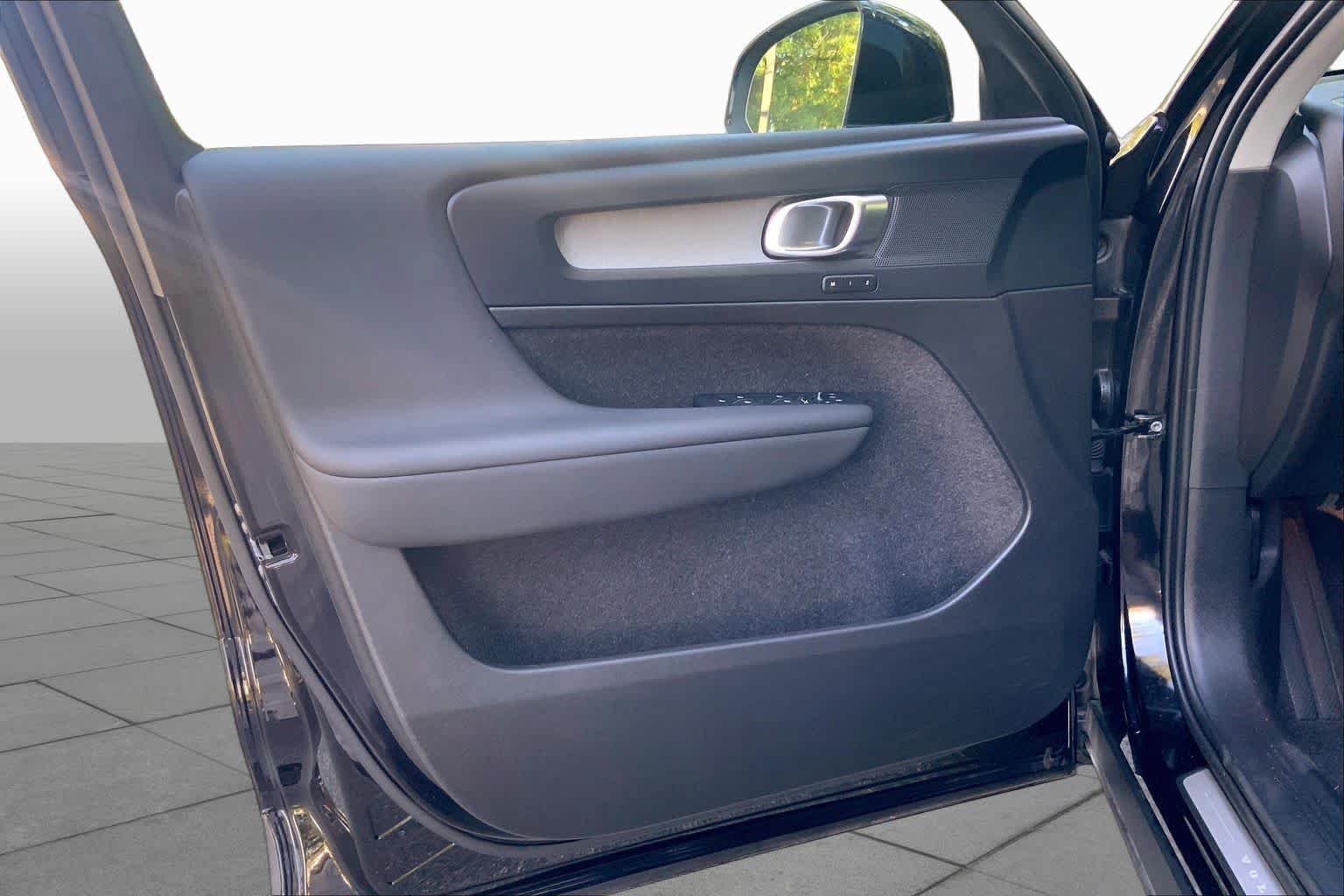 Used 2024 Onyx Black Metallic Volvo Plus Bright Theme image 21