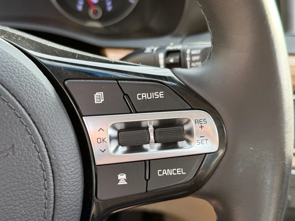 Used 2019 White Kia Technology image 25