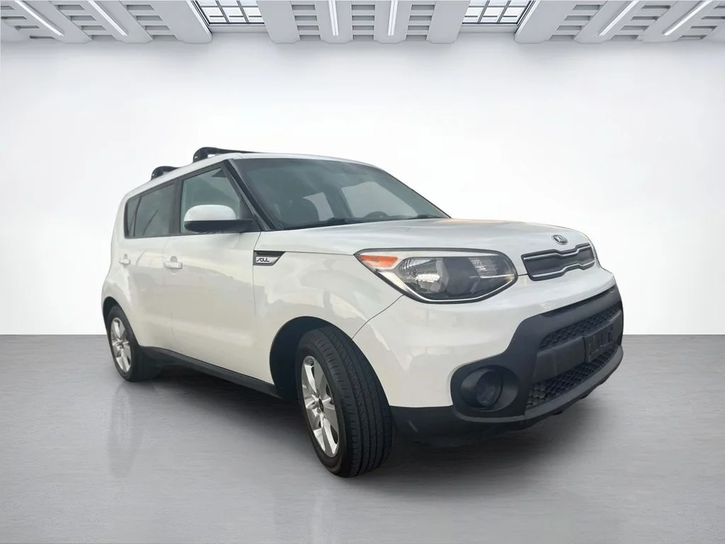 Used 2018 White Kia Base image 3