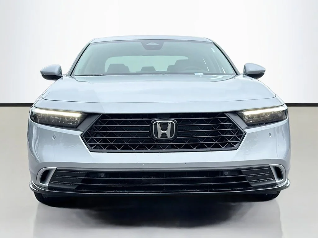 New 2026 Solar Silver Metallic Honda Touring image 4