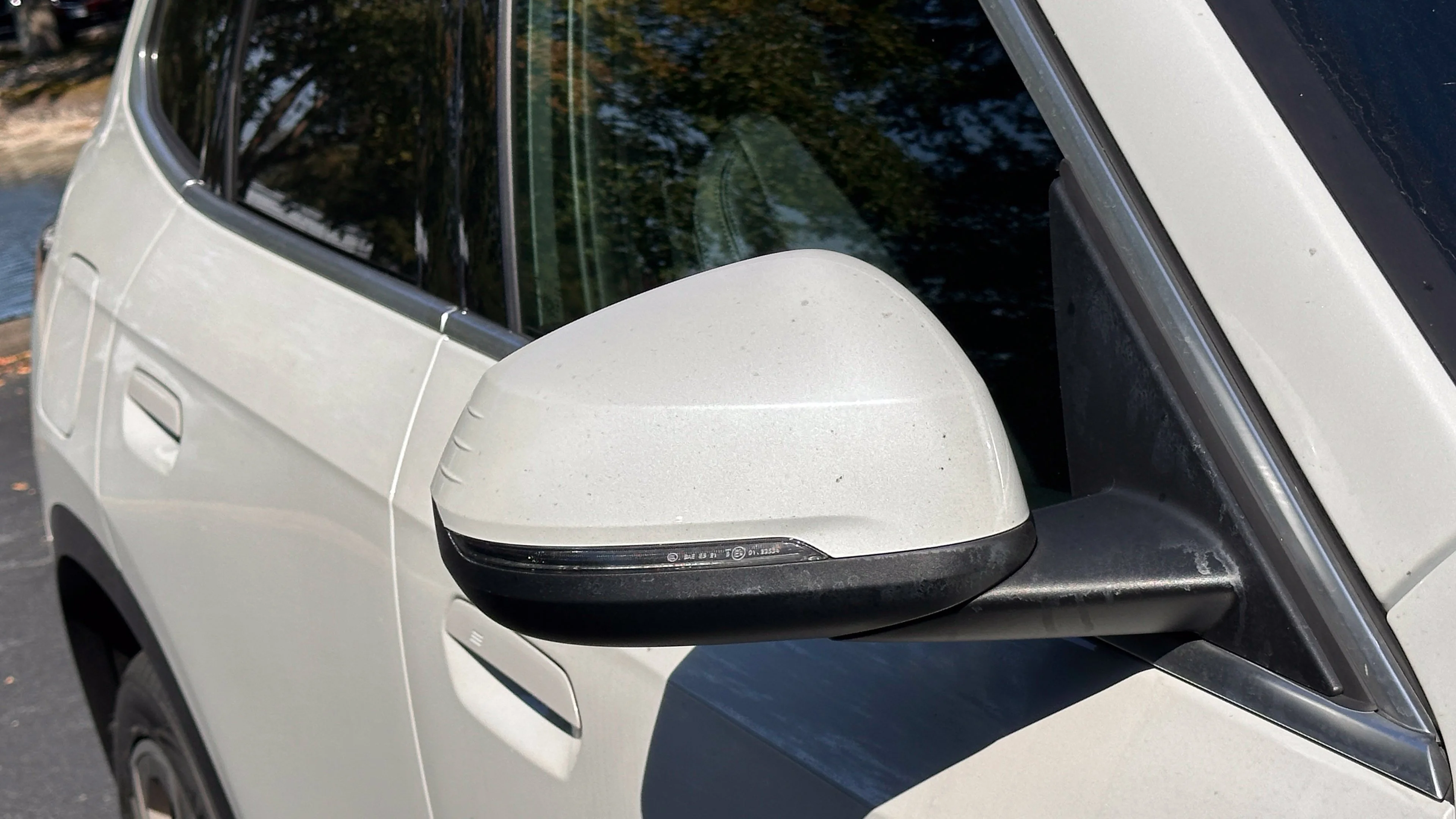 Used 2025 Mineral White Metallic BMW xDrive28i image 3