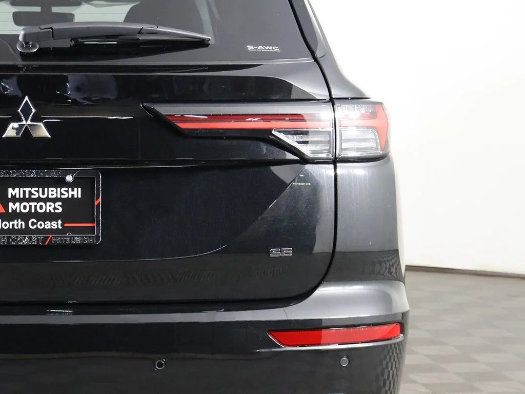 New 2026 Black Mitsubishi SE image 17