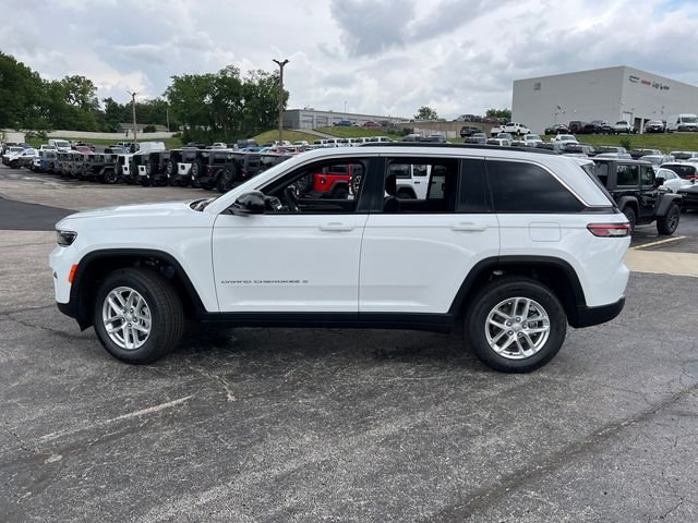 New 2026 Bright White Clear-Coat Exterior Paint Jeep Laredo X image 11