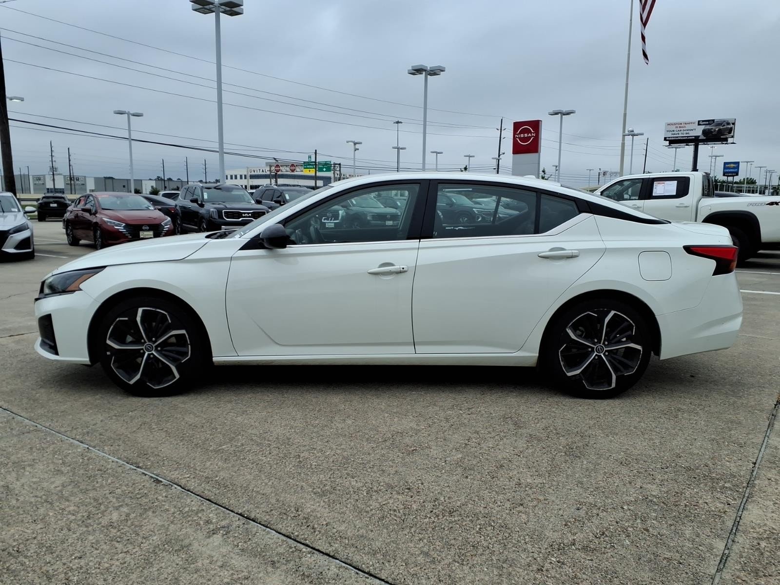 2023 Nissan Altima 2.5 SR White at G Motors
