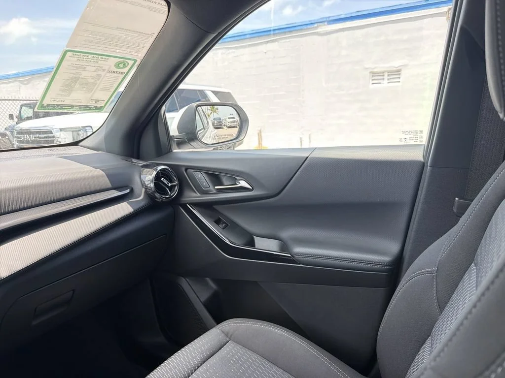 Used 2025 Summit White Chevrolet LT image 11
