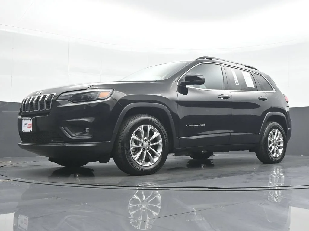 Used 2022 Black Jeep Latitude Lux image 26