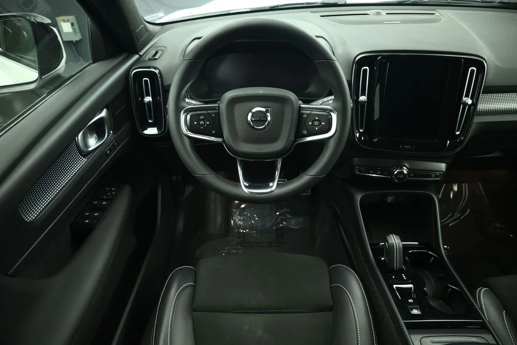 Used 2022 White Volvo R-Design image 33
