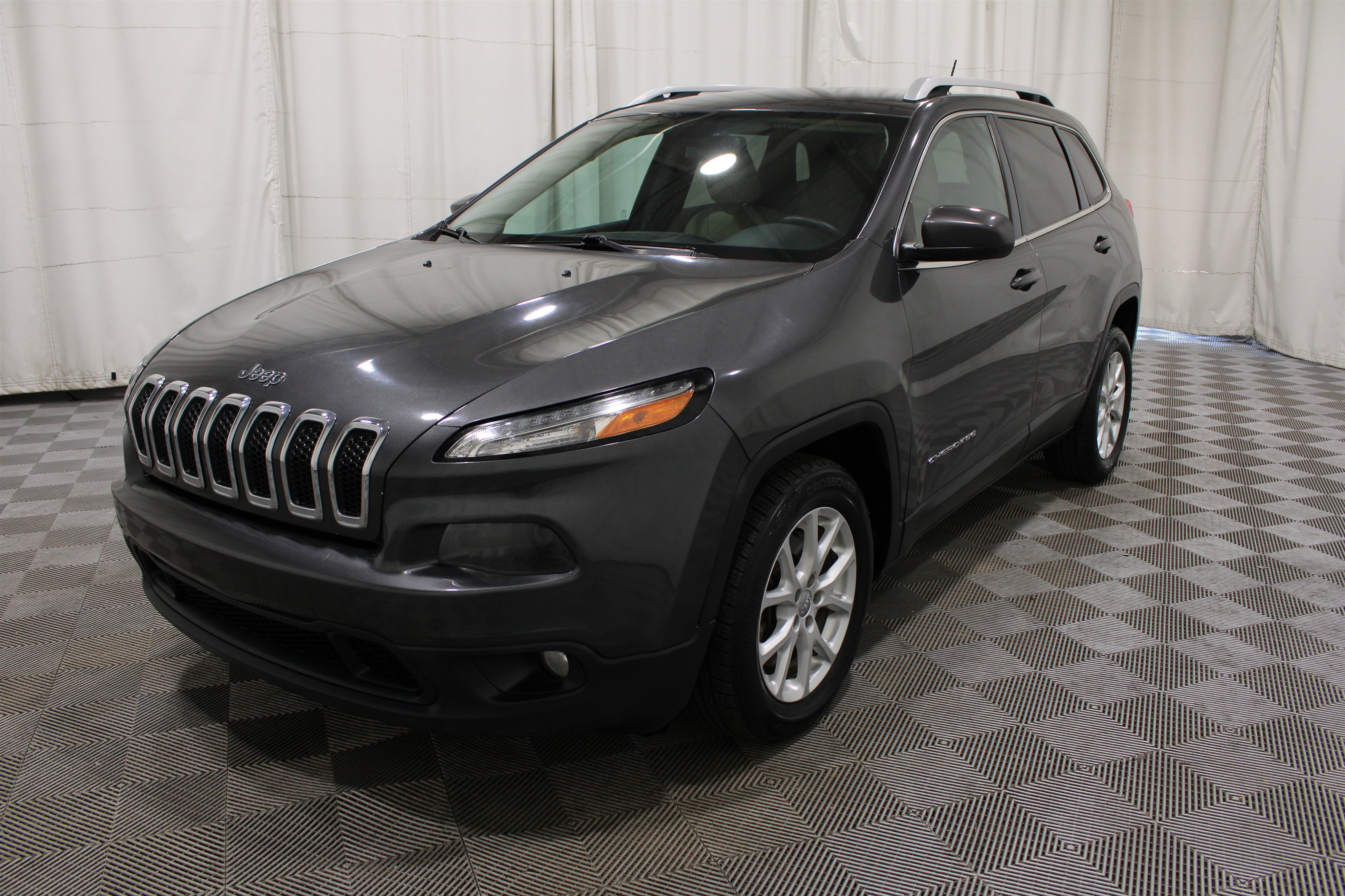 Used 2015 Granite Crystal Metallic Clearcoat Jeep Latitude image 31