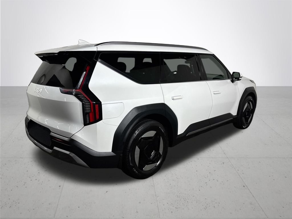 Used 2024 White Kia Wind image 6