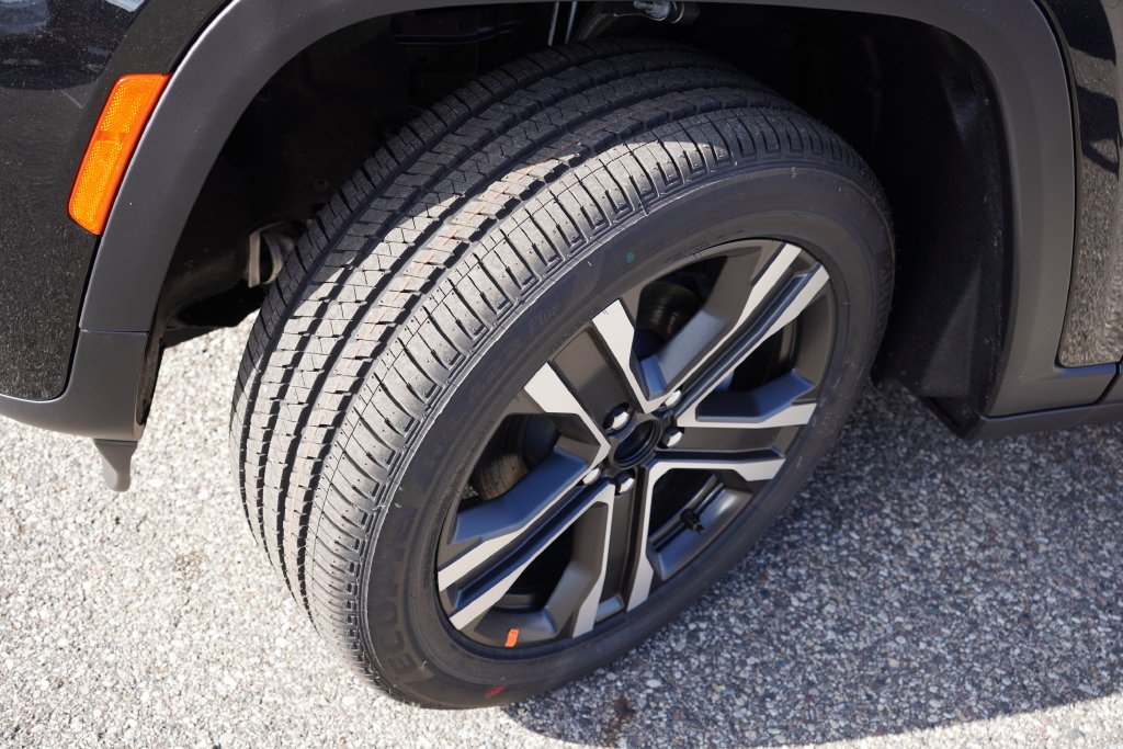 New 2027 High-Gloss Black Paint Jeep Limited image 9