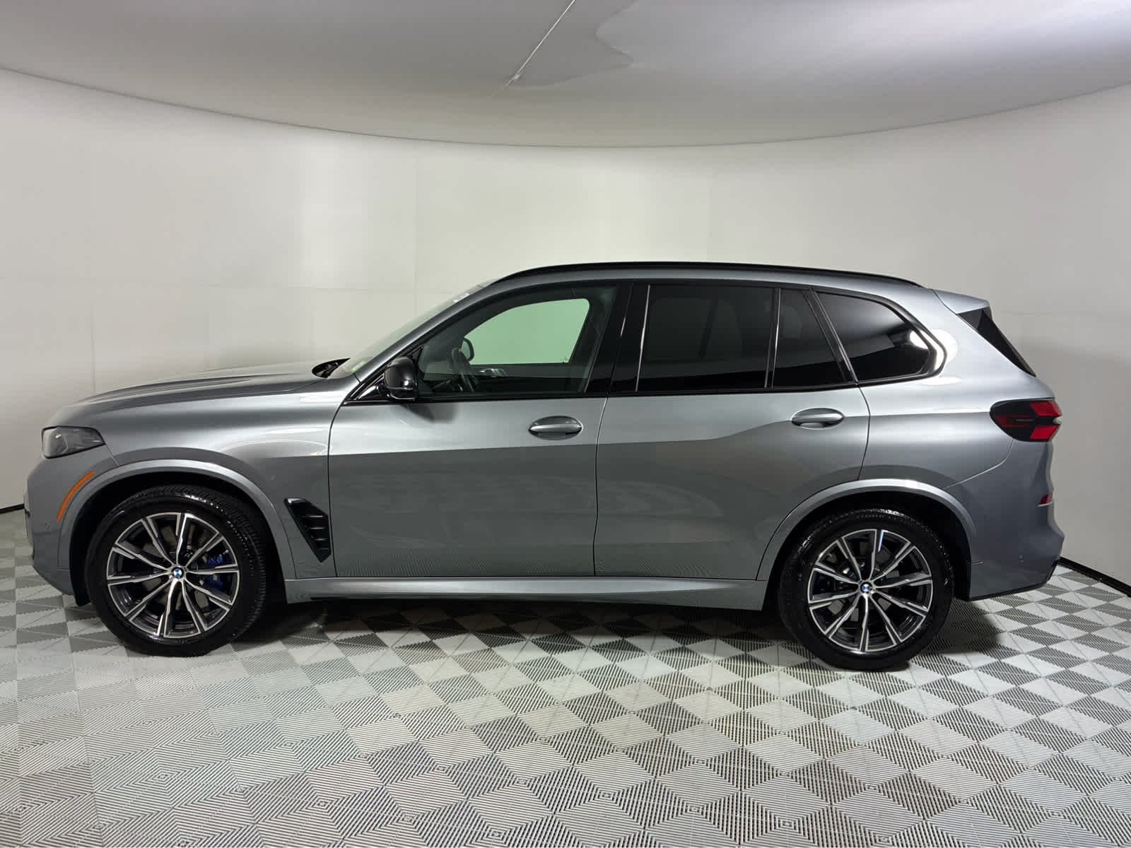 Used 2024 Skyscraper Grey Metallic BMW M60i image 2