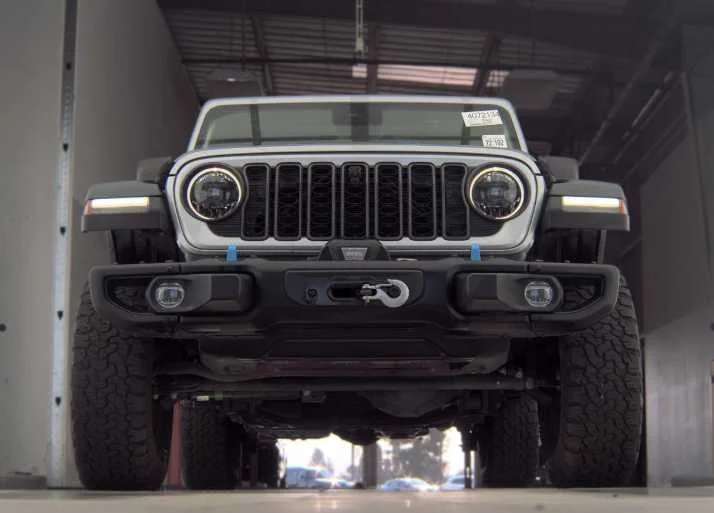 Used 2024 Silver Zynith Clearcoat Jeep Rubicon image 3