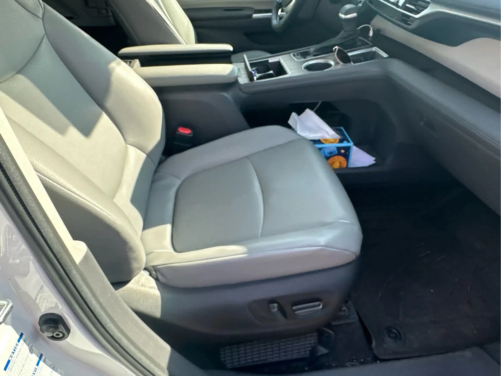 Used 2022 Wind Chill Pearl Toyota XLE image 10