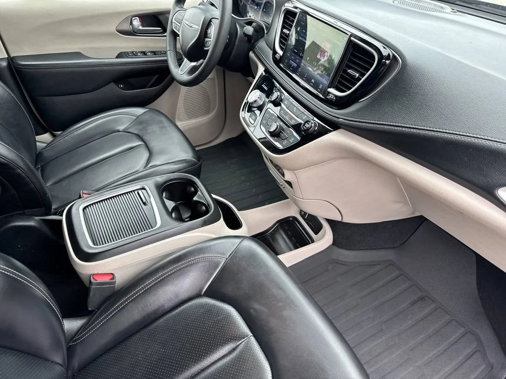 Used 2023  Chrysler Hybrid Touring L image 17