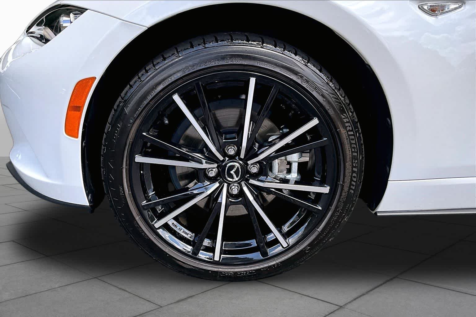 Used 2024 Snowflake White Pearl Mica Mazda Grand Touring image 10