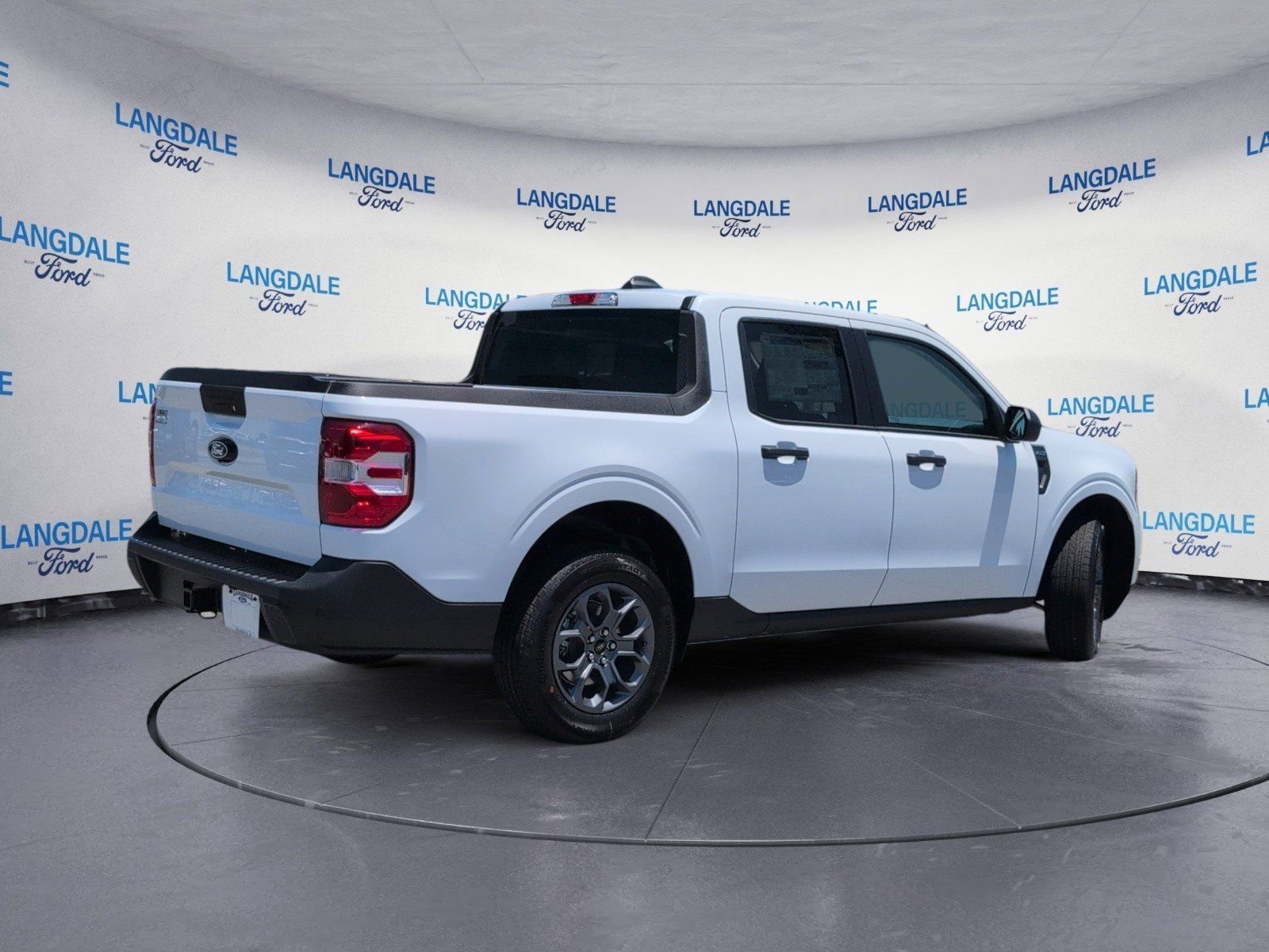 New 2026 Oxford White Ford XLT image 4