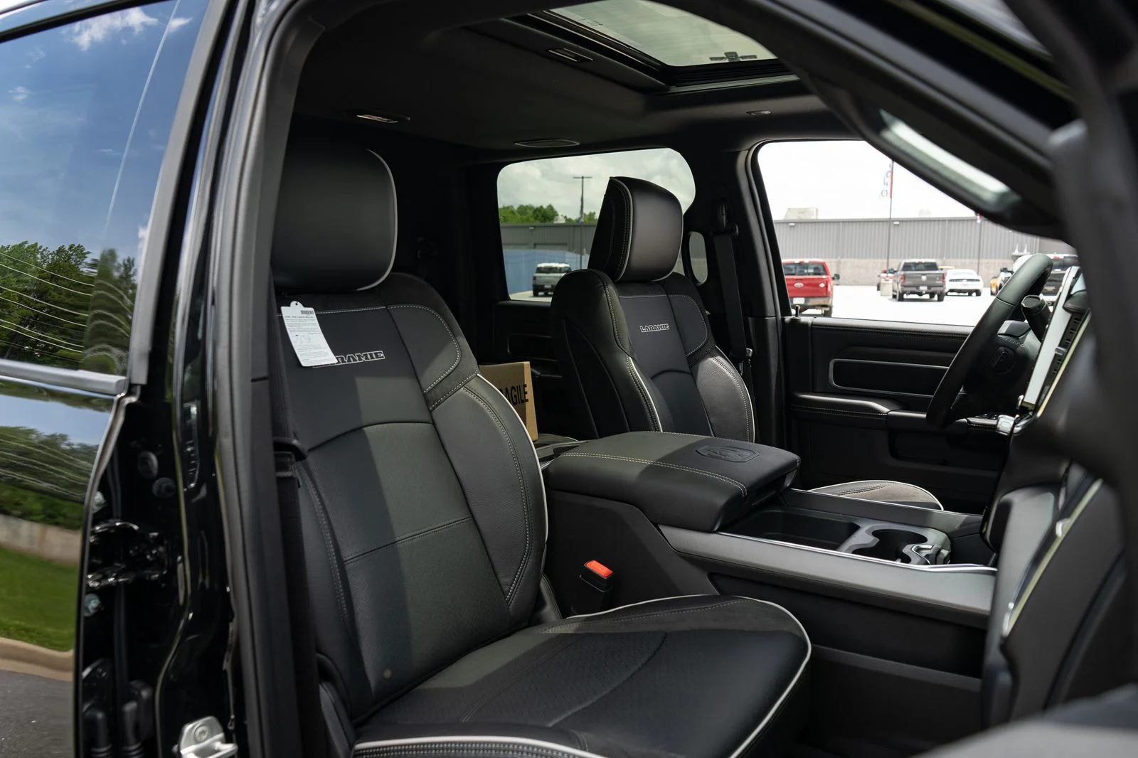 New 2026 Diamond Black Crystal Pearl-Coat Exterior Paint RAM Laramie image 41