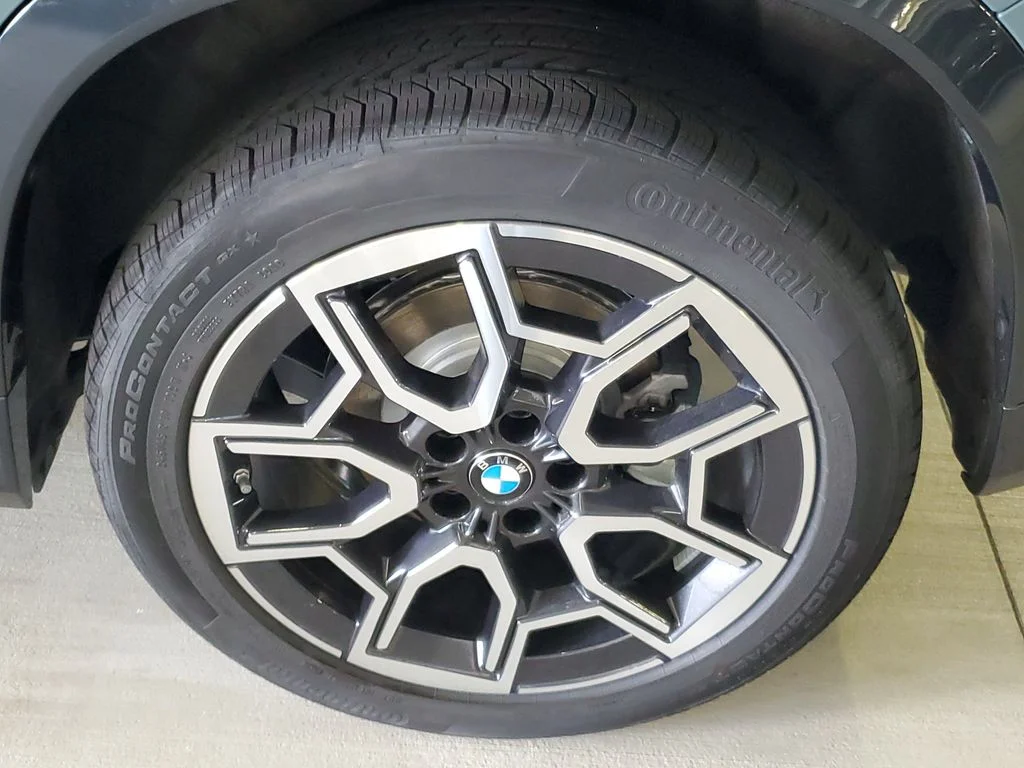 New 2026 Cape York Green Metallic BMW xDrive28i image 5