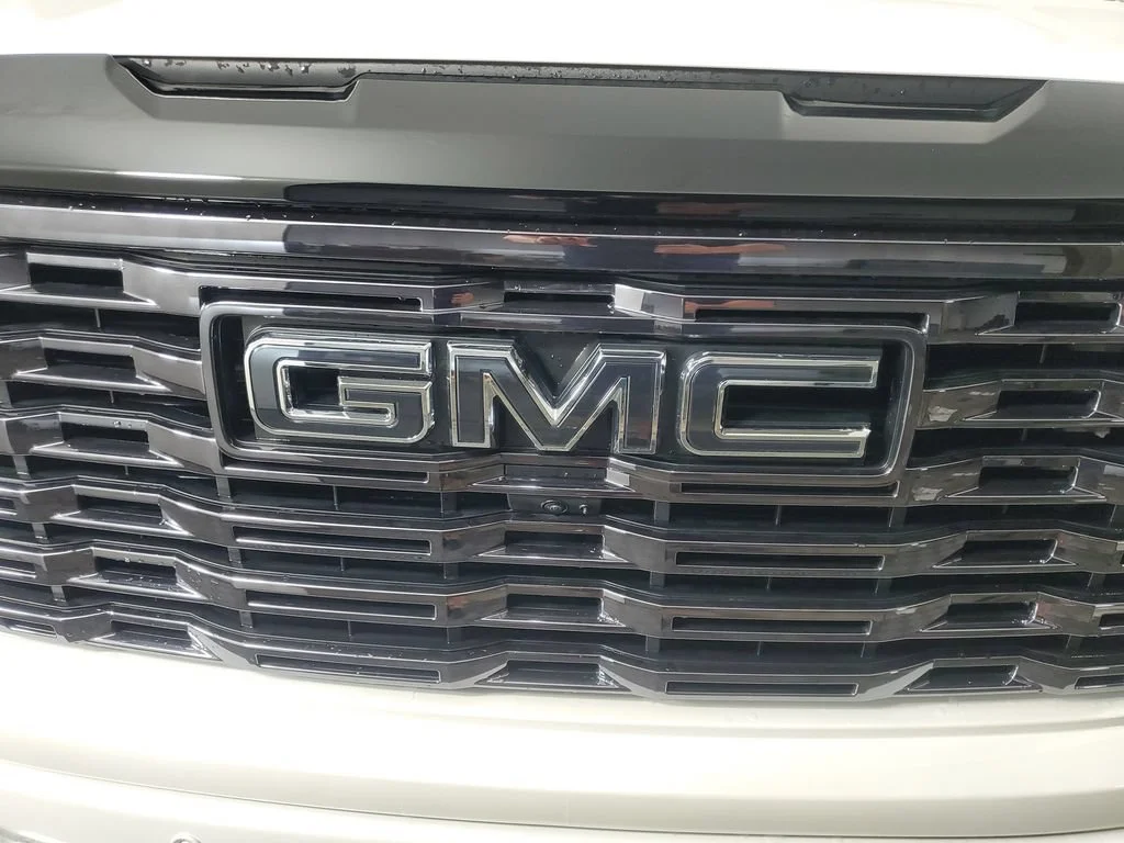 Used 2025 White Frost Tricoat GMC Denali Ultimate image 10
