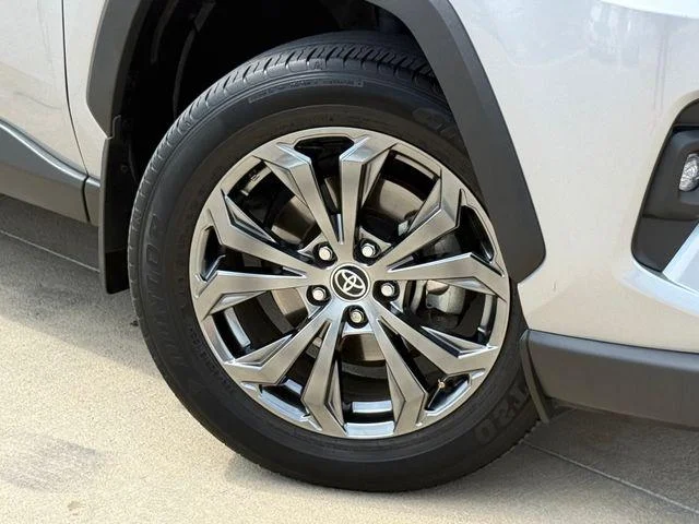 Certified Used 2023 SILVER SKY METALLIC Toyota XLE Premium image 38